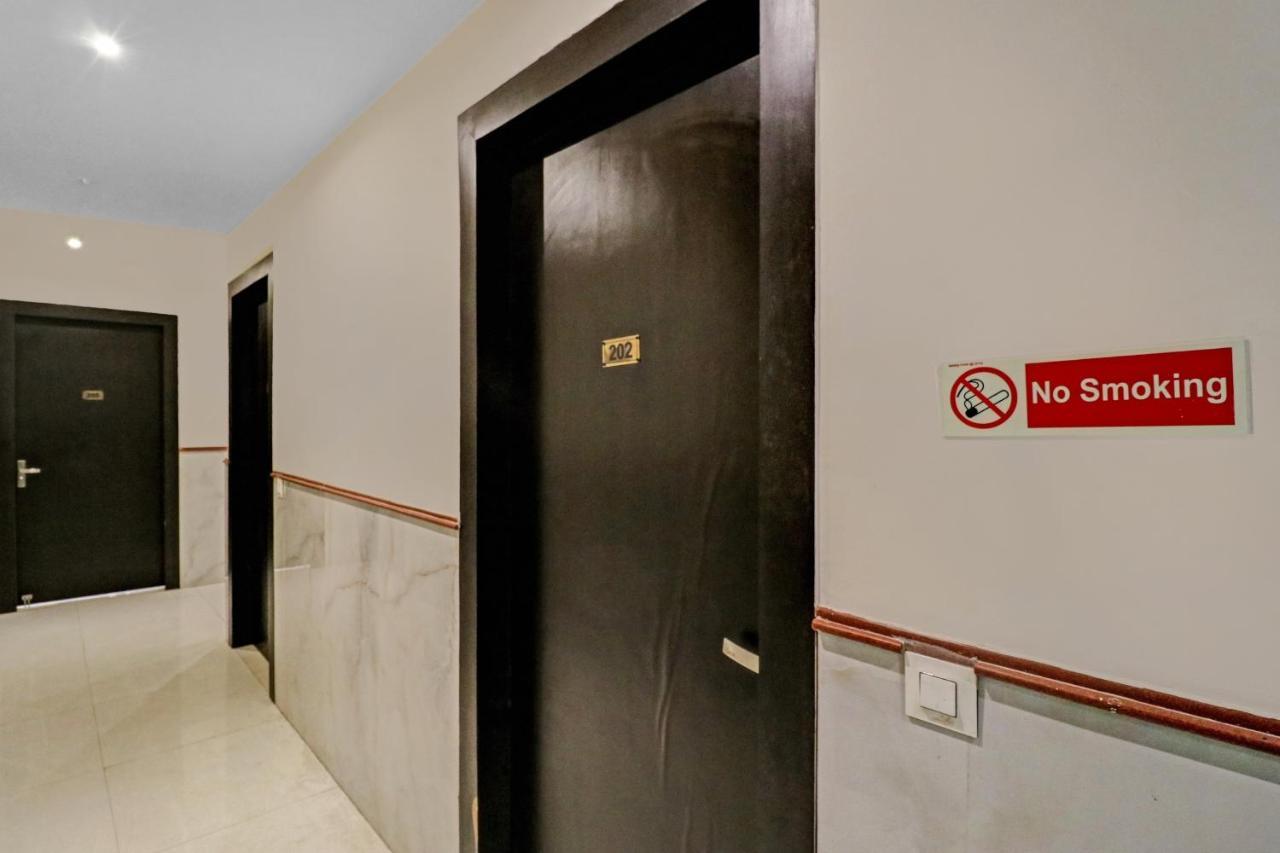 Oyo 23368 Boutique Hotel Paragon Нью-Дели Экстерьер фото