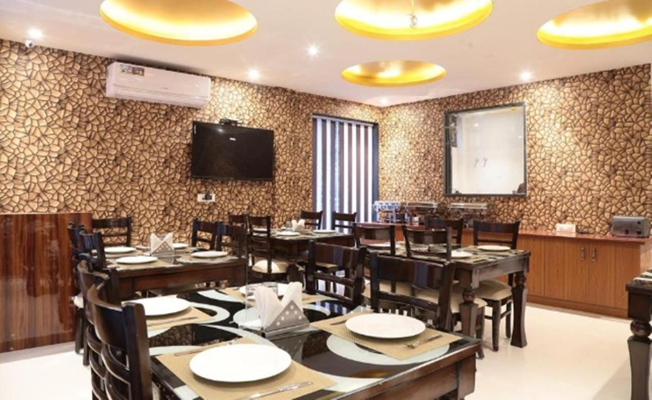 Oyo 23368 Boutique Hotel Paragon Нью-Дели Экстерьер фото