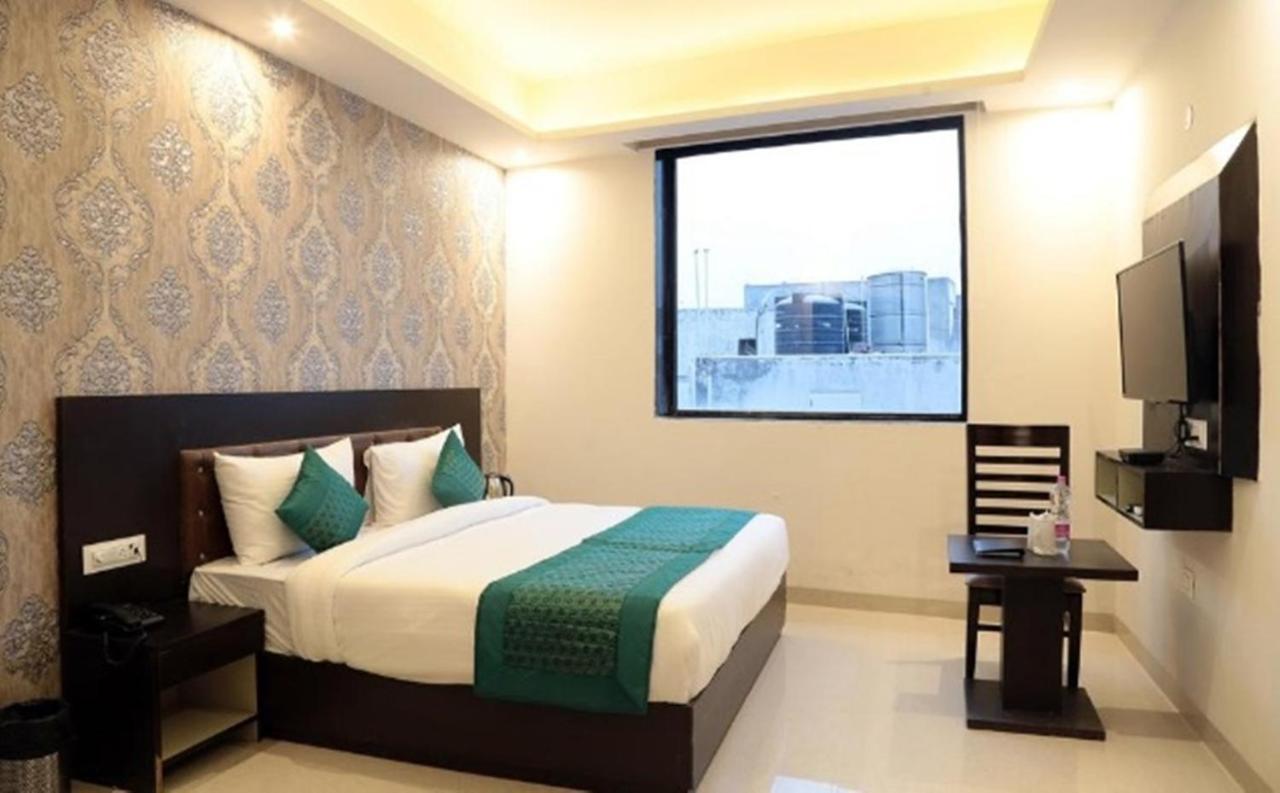 Oyo 23368 Boutique Hotel Paragon Нью-Дели Экстерьер фото